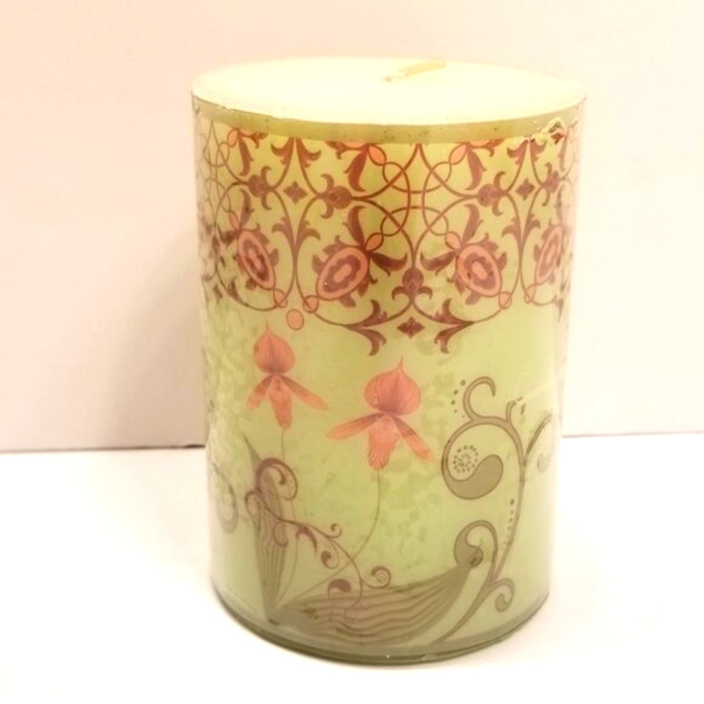 Zodax for Bed Bath and Beyond  White Thyme  & Pear 4" tall 14 oz scented candle!